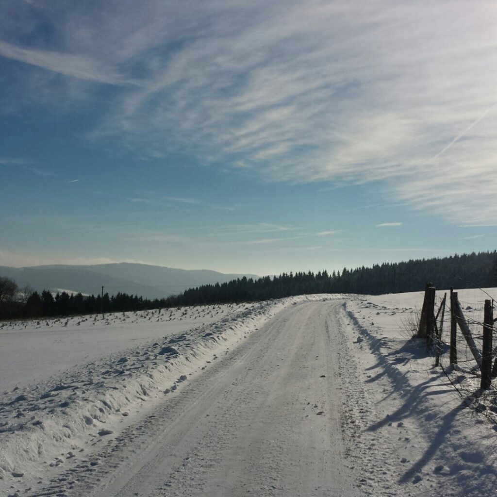 verschneite Straße oberhalb von Heinrichsdorf