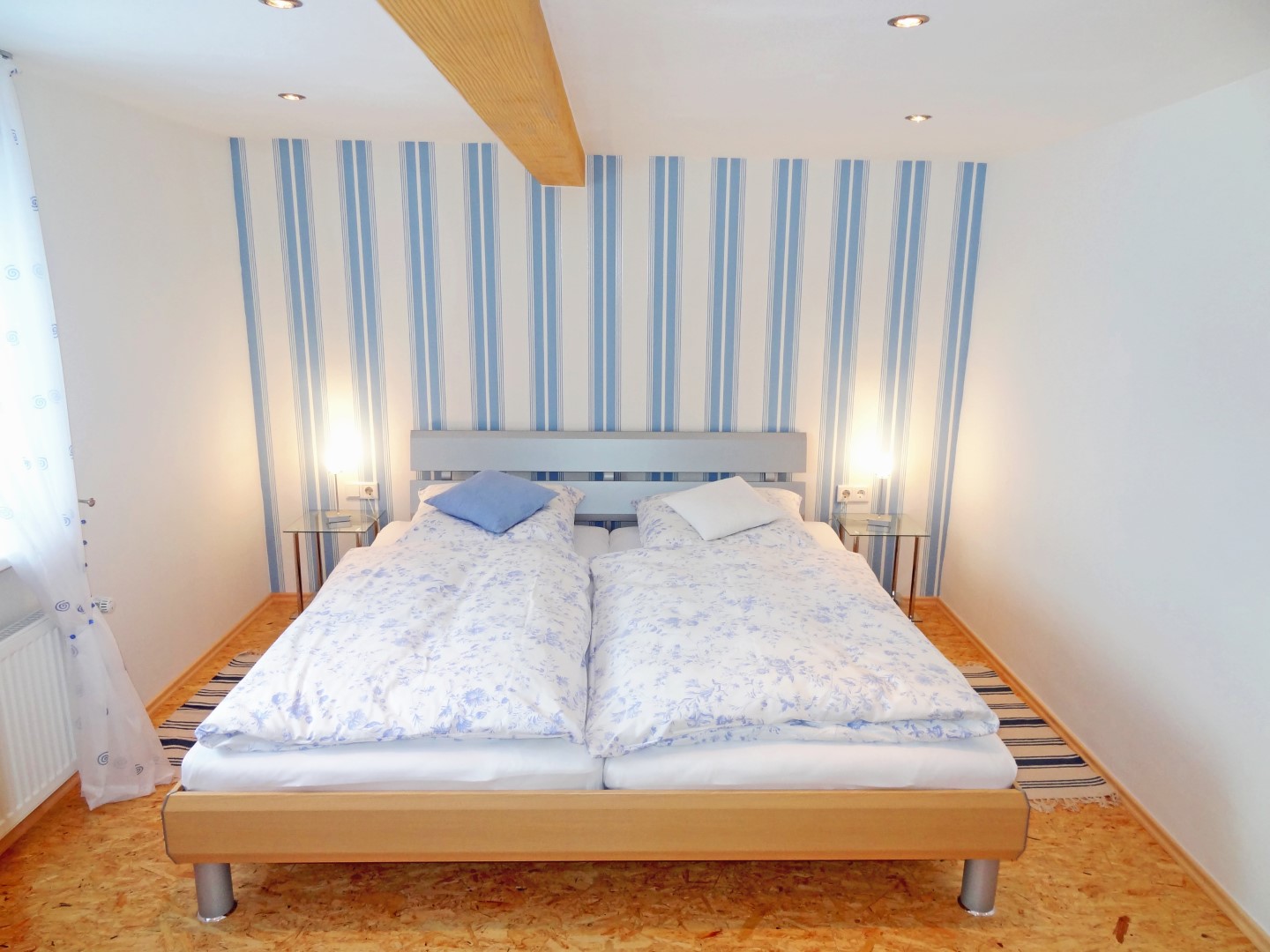 Blick ins blaue Schlafzimmer