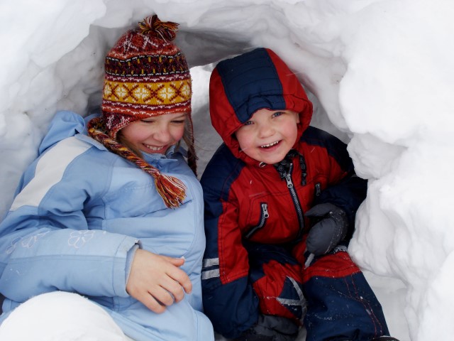 Kinder im Schneeiglu