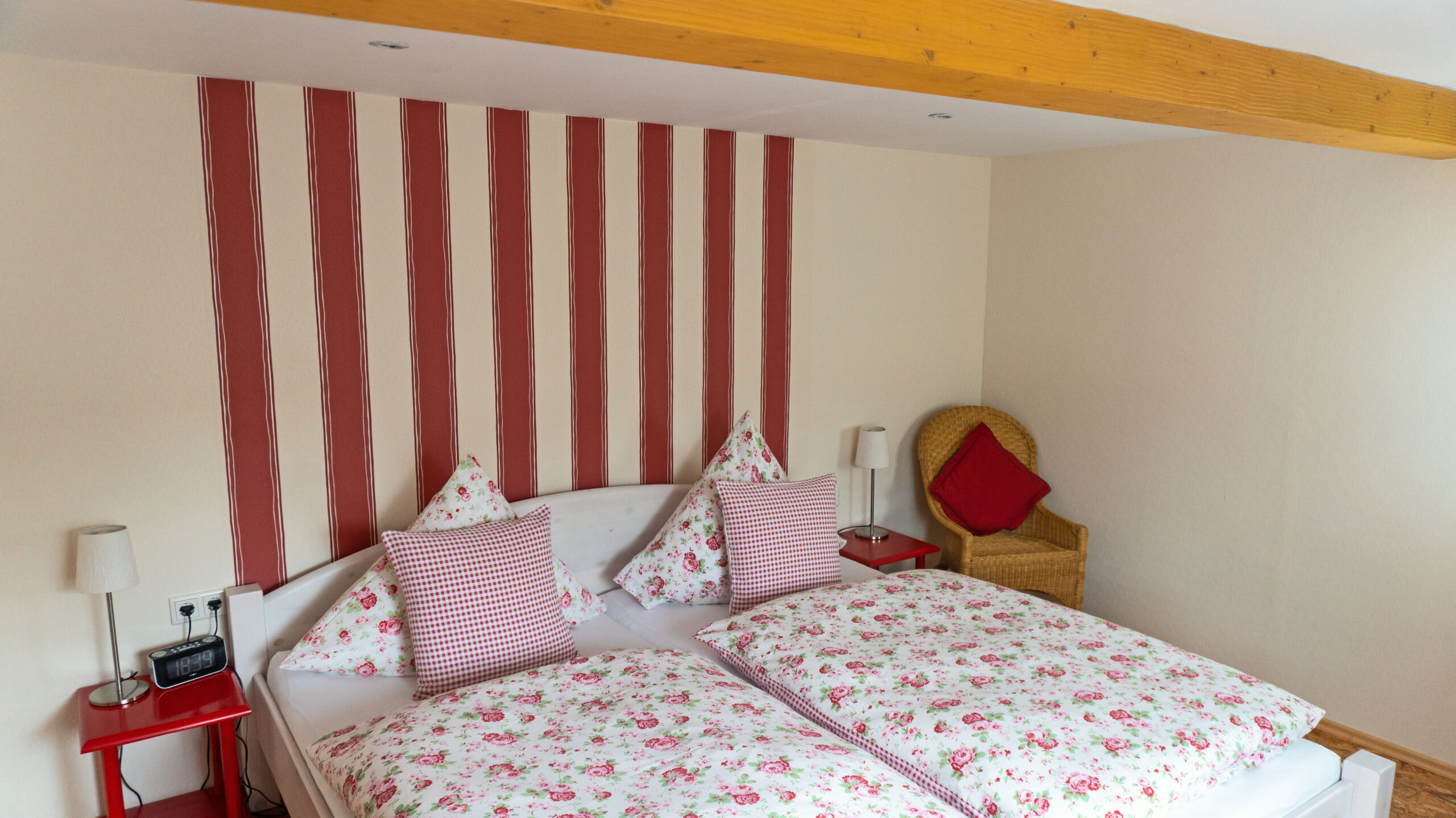 Doppelbett im roten Schlafzimmer