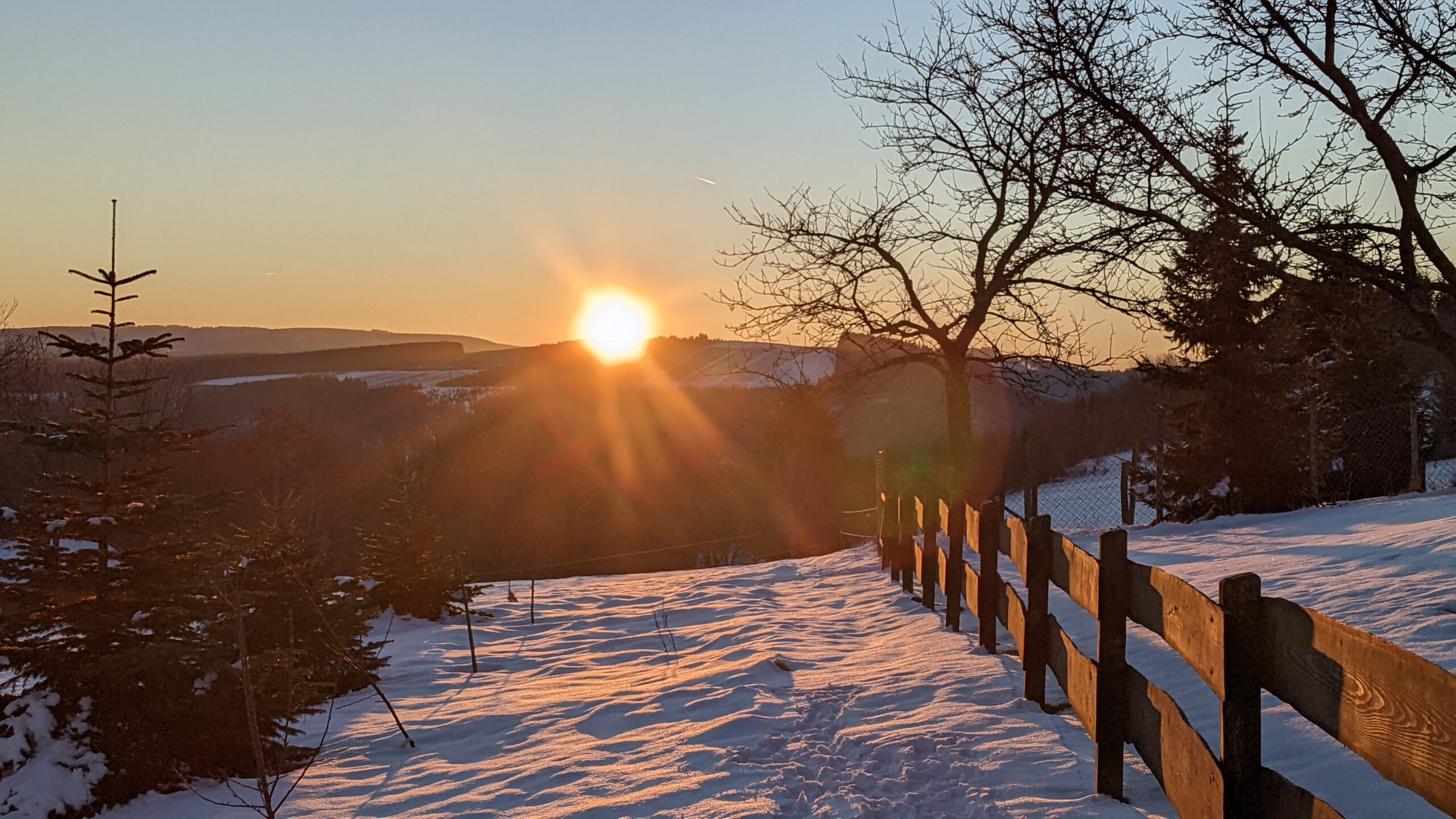 Blick vom Hof ins winterliche Tal